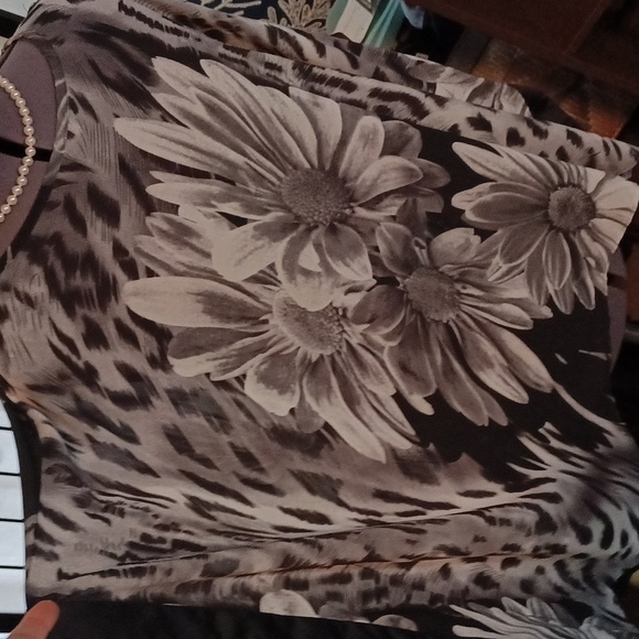 Daisy Sheer top by cataloo favorites🌼🌻 - Picture 2 of 9